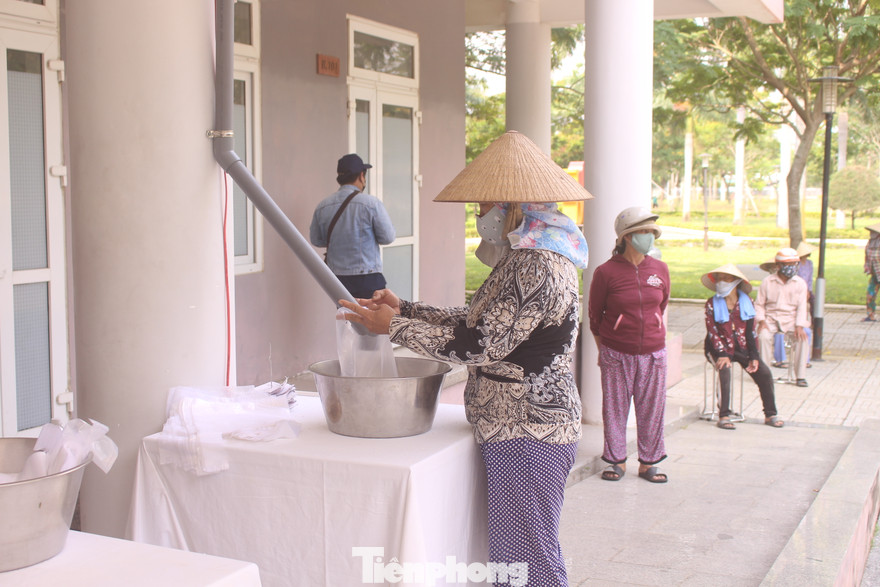 Để hỗ trợ người dân ở Đà Nẵng vượt qua khó khăn trong thời gian cách ly xã hội vì dịch COVID – 19, thầy và trò trường CĐ Du lịch Đà Nẵng đã chế ra cây “ATM gạo” chỉ với ống nhựa, chuông điện... để phát gạo miễn phí cho người dân