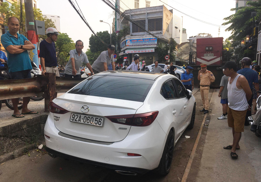 Chủ chiếc xe ô tô mang BKS 92A – 060.56 bị phạt 4 triệu đồng vì hành vi đỗ xe trên đường ray khiến đầu máy tàu hỏa mắc kẹt gần 2 tiếng đồng hồ