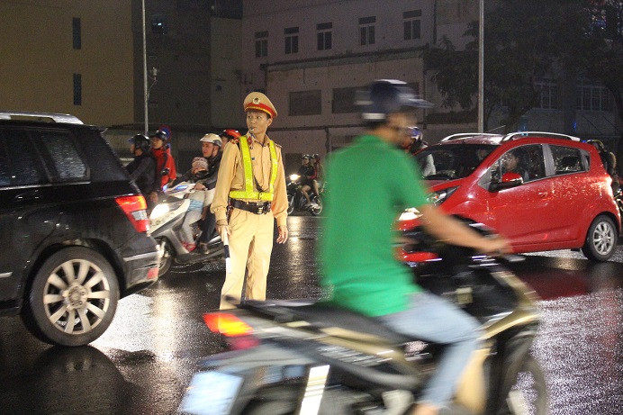 Dòng người đội mưa chờ xem pháo hoa đón năm mới. Ảnh: Giang Thanh