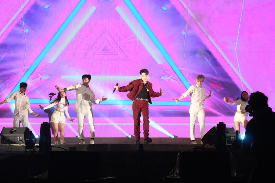 Sự xuất hiện của Đức Phúc khiến hàng ngàn khán giả Đà Nẵng cùng hòa giọng theo những bản hit của chàng ca sĩ trẻ