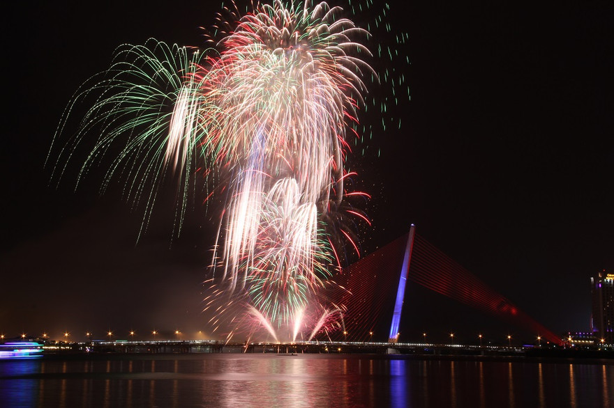 Đà Nẵng sẽ tổ chức bắn pháo hoa nghệ thuật tại 3 điểm trên địa bàn trong đêm Giao thừa Tết Nguyên đán Tân Sửu 2021 từ nguồn kinh phí xã hội hóa