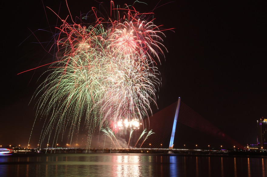 Chiêm ngưỡng màn pháo hoa chào năm mới rực rỡ ở Đà Nẵng. Ảnh: Giang Thanh