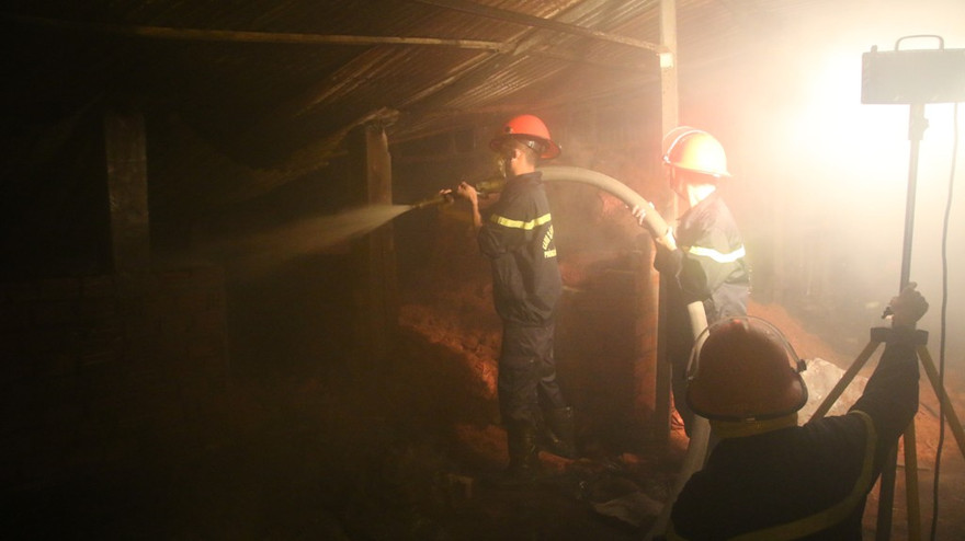 Trại dế rộng 1000m2 bị thiêu rụi trong đêm