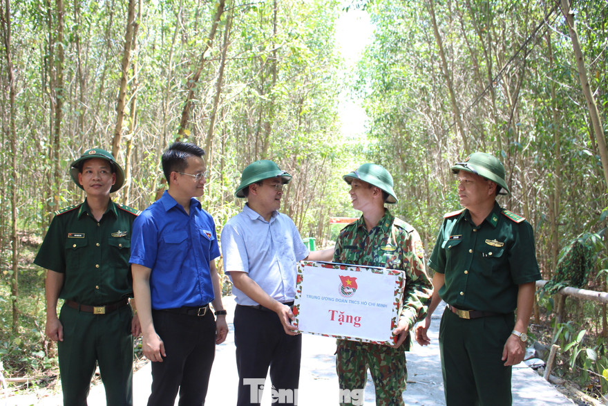 Bí thư thường trực TƯ Đoàn Nguyễn Anh Tuấn đã thăm và tặng quà các chiến sĩ tình nguyện trong Chiến dịch Thanh niên Tình nguyện hè năm 2020 đang thực hiện công tác dân vận trên địa bàn huyện Hòa Vang (Đà Nẵng)