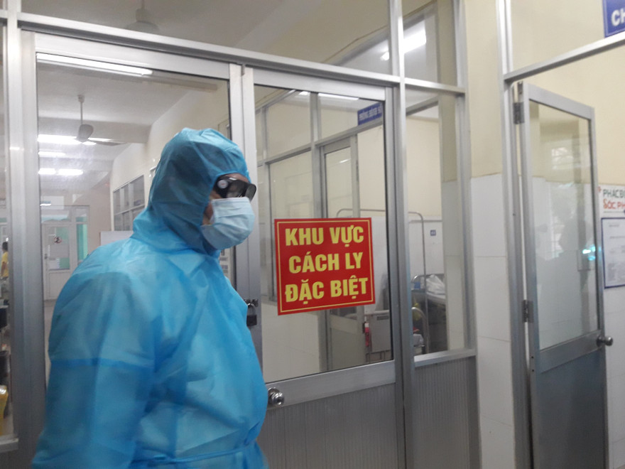 Chủ tịch UBND TP Đà Nẵng Huỳnh Đức Thơ đang chủ trì cuộc họp Ban chỉ đạo phòng chống dịch Covid – 19 của UBND TP Đà Nẵng liên quan đến vấn đề cách ly 22 du khách (gồm 20 người Hàn Quốc và 2 người Thái Lan) từ Daegu đến Đà Nẵng