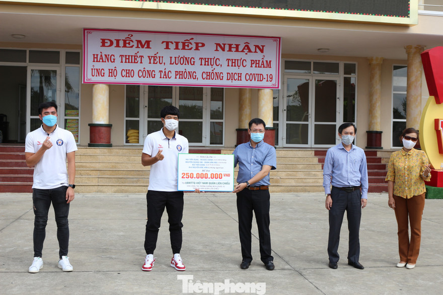 Các tuyển thủ Quốc Gia gồm Quang Hải, Văn Hậu, Hà Đức Chinh, Bùi Tiến Dũng, Bùi Tiến Dụng và một số người bạn vừa ủng hộ 300 triệu đồng để hỗ trợ Đà Nẵng phòng, chống dịch COVID - 19. Ảnh: Giang Thanh