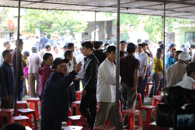 Người dân tỏ ra thất vọng khi lãnh đạo UBND TP Đà Nẵng chưa có câu trả lời về phương án giải quyết nhà máy thép gây ô nhiễm. Ảnh: Giang Thanh