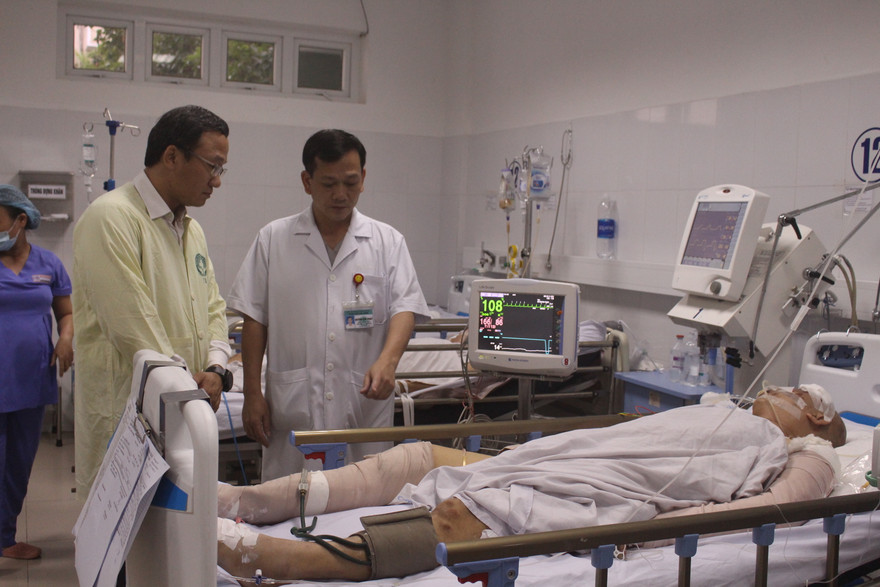 Ông Khuất Việt Hùng, Phó Chủ tịch chuyên trách Uỷ ban An toàn giao thông Quốc gia trao đổi với bác sĩ Huỳnh Đức Phát, Trưởng khoa Gây mê hồi sức - Bệnh viện Đà Nẵng về tình trạng của nạn nhân Nguyễn Văn Tốt