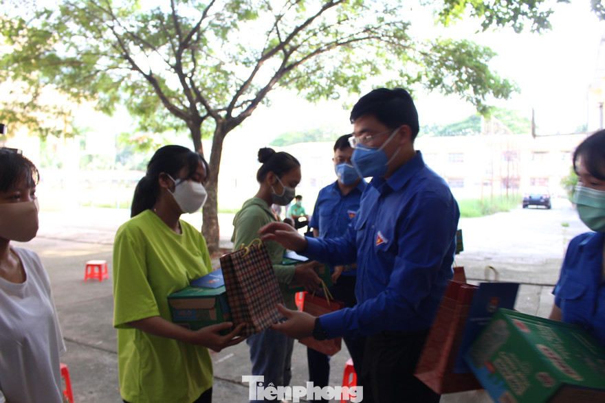 Thành Đoàn Đà Nẵng vừa trao tặng 21 phần quà tiếp sức cho các em học sinh đồng bào Cơ Tu tham gia kì thi tốt nghiệp THPT năm 2020 (đợt 2) tại Hội đồng thi TP Đà Nẵng. Ảnh: Giang Thanh