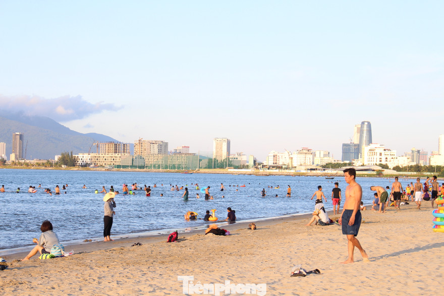 Người dân Đà Nẵng tắm biển thưa thớt ngày đầu giãn cách xã hội