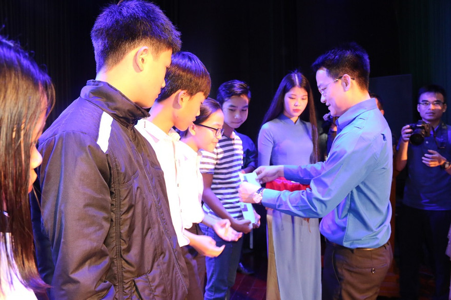 Thành đoàn Đà Nẵng trao 40 suất quà Tết cho con em chiến sĩ, ngư dân