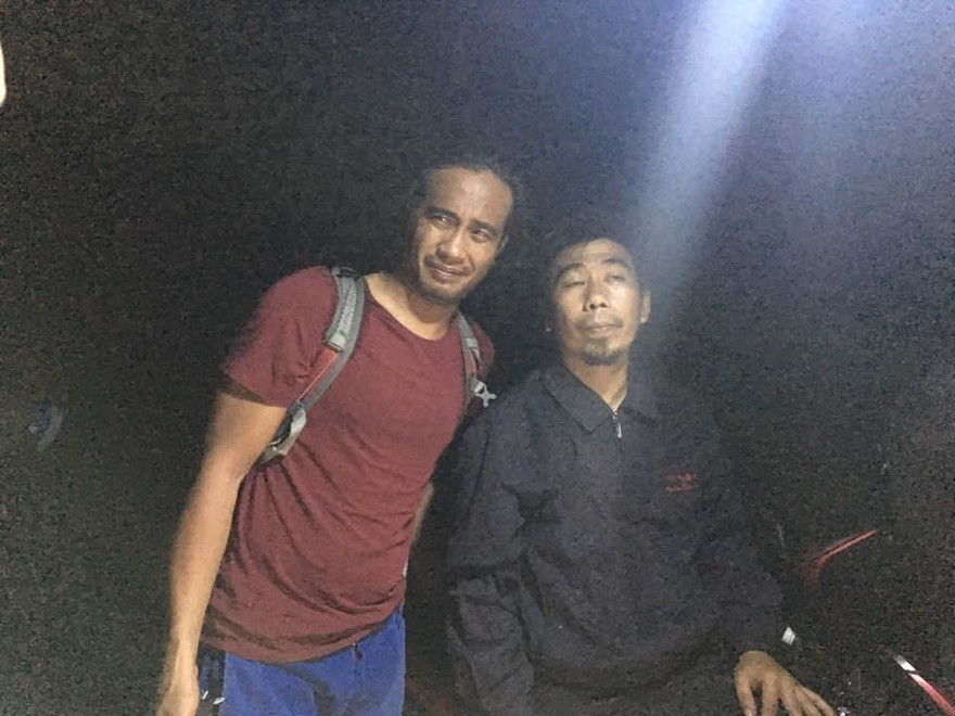 Nam du khách Philippine bị lạc trong rừng thuộc Bán đảo Sơn Trà được ngư dân giúp đỡ. Ảnh: Phan Minh Hải