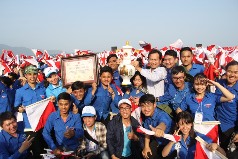 Hoạt động đồng diễn Semaphore tuyên truyền chủ quyền biển đảo xác lập Kỷ lục Việt Nam. Ảnh: Giang Thanh