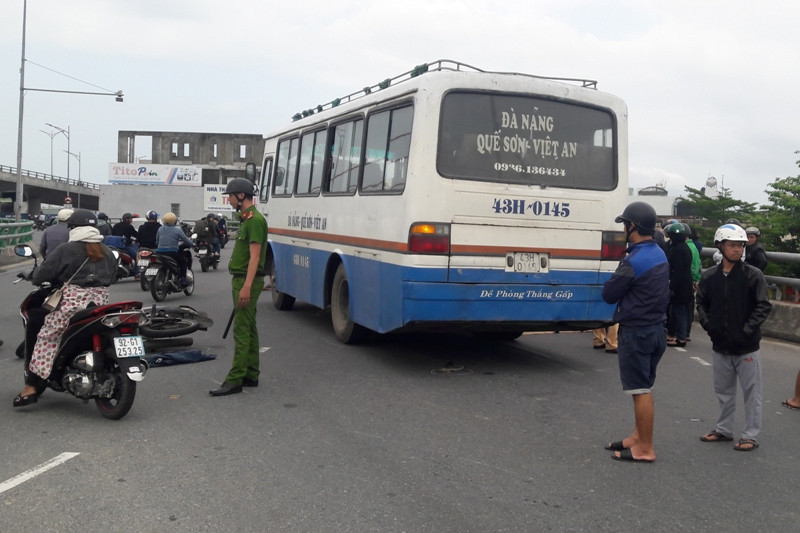 Vụ tai nạn xảy ra giữa xe khách và xe máy khiến người điều khiển xe máy tử vong tại chỗ
