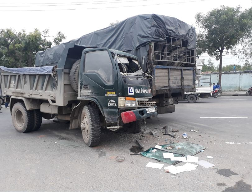 Vụ va chạm giữa 2 xe tải khiến đường Trường Chinh tắc 2 km