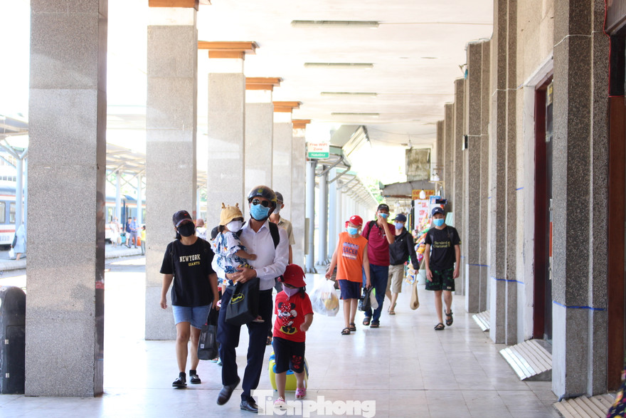 Sở LĐ,TB&XH TP Đà Nẵng đã lên phương án để đưa người lao động tự do, sinh viên “mặc kẹt” lại Đà Nẵng về các địa phương bằng ô tô hoặc tàu hỏa. Ảnh: Giang Thanh