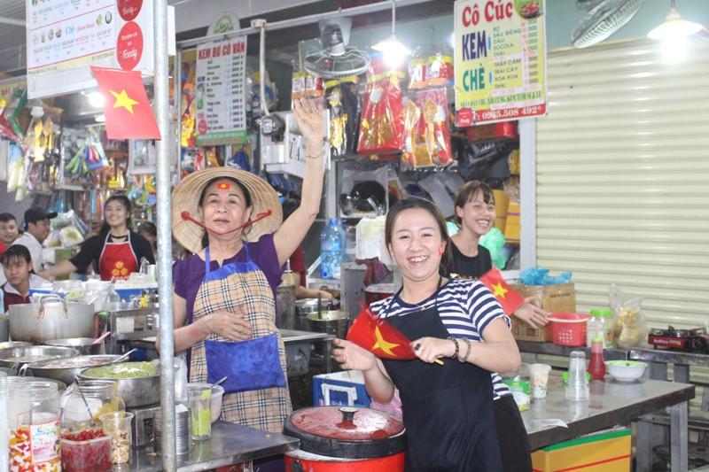 Tiểu thương Đà Nẵng 'quẩy' tưng bừng mừng chiến thắng của U23 Việt Nam. Ảnh: Giang Thanh