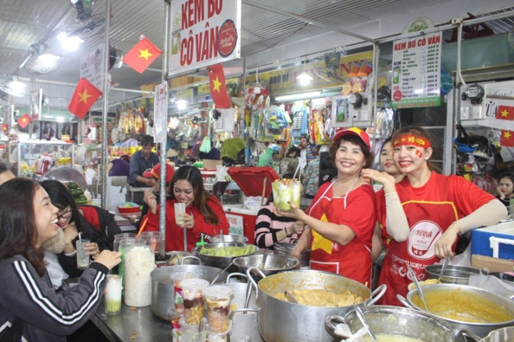 Tiểu thương Đà Nẵng "nhuộm đỏ" chợ. Ảnh: Giang Thanh