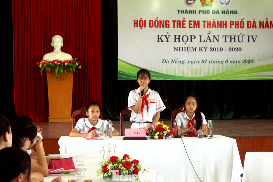 Kỳ họp lần thứ IV Hội đồng trẻ em TP Đà Nẵng diễn ra dưới sự chủ trì của em Dương Nhật Khánh (Chủ tịch), Ngô Châu Bảo Khanh (Phó Chủ tịch) và Võ Lê Thục Anh (Phó Chủ tịch). Ảnh: Giang Thanh