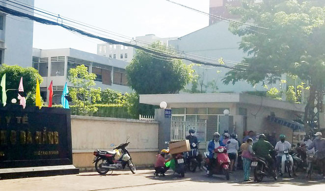 Sở Y tế TP Đà Nẵng đã tiến hành cách ly và lấy mẫu xét nghiệm hơn 100 người có tiếp xúc gần với bệnh nhân nghi nhiễm COVID - 19. Bệnh viện C Đà Nẵng tiến hành cách ly tại chỗ. Ảnh: Giang Thanh