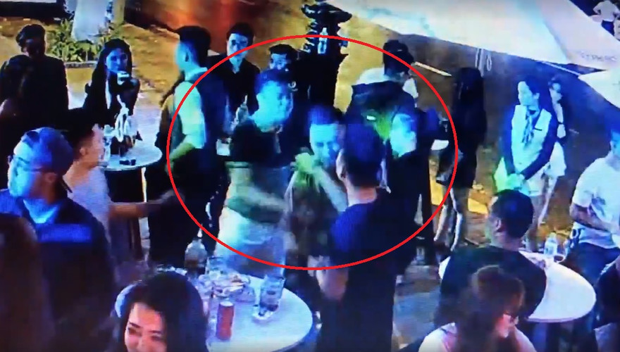 Các đối tượng hành hung phóng viên Hứa Vĩnh Nhân tại quán Lost and Found. Ảnh cắt từ clip.