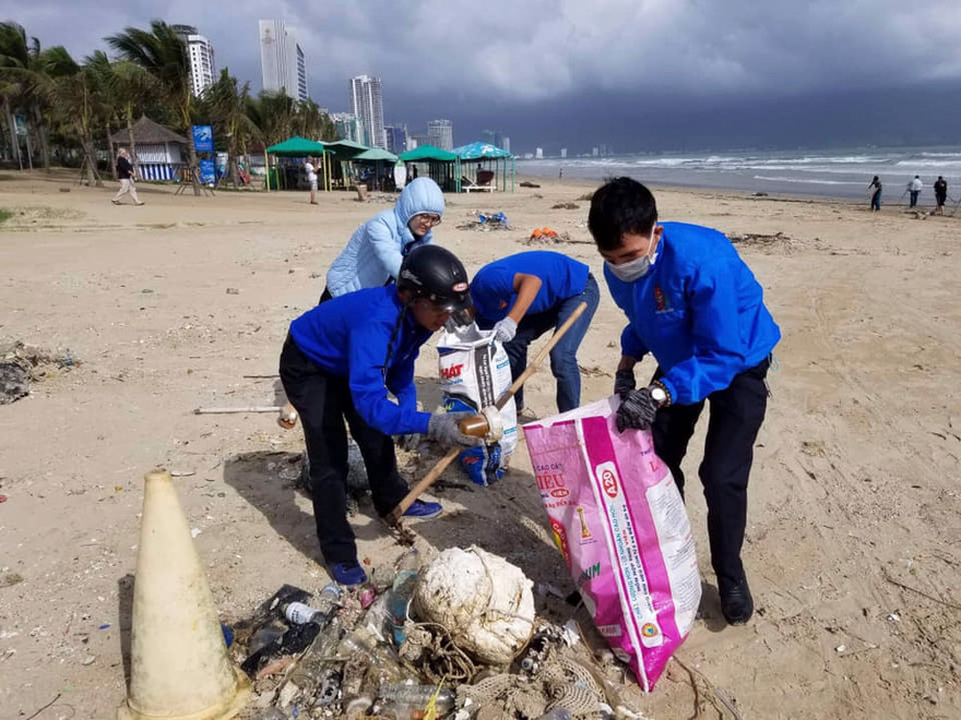 Tuổi trẻ Đà Nẵng chung tay dọn vệ sinh sau ngập lụt