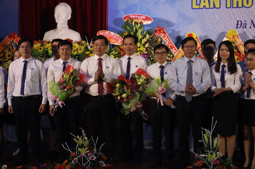 Anh Lê Quốc Phong, Bí thư thứ nhất TƯ Đoàn, Chủ tịch Hội Sinh viên Việt Nam, tặng hoa chúc mừng BCH Hội SV TP Đà Nẵng khóa mới. Ảnh: Giang Thanh