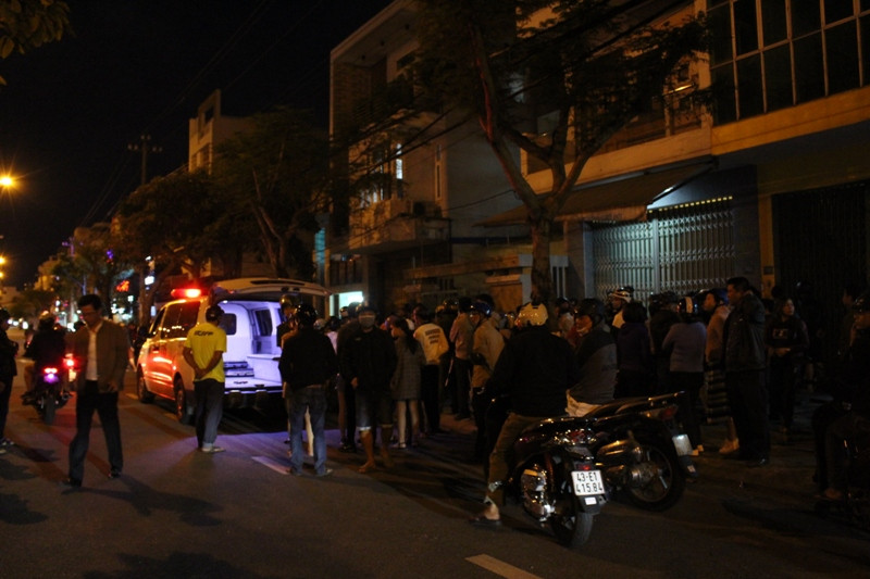 Chị T. được phát hiện chết bất thường trước cửa phòng khách. Nhiều người sống xung quanh tỏ ra bàng hoàng trước sự việc. Ảnh: Giang Thanh