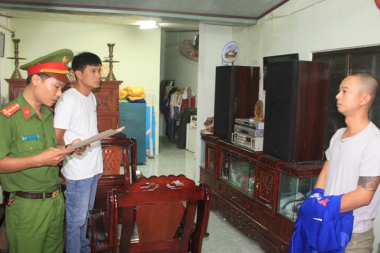 Công an đọc lệnh bắt và khám xét nhà Lê Nguyễn Bá Thịnh