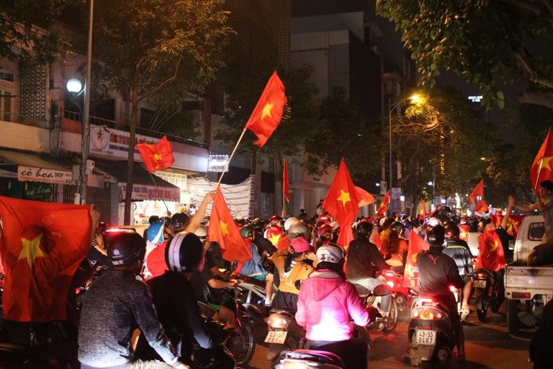 Dòng người đi bão vẫn tiếp tục đông lên. Ảnh: Văn Tuấn