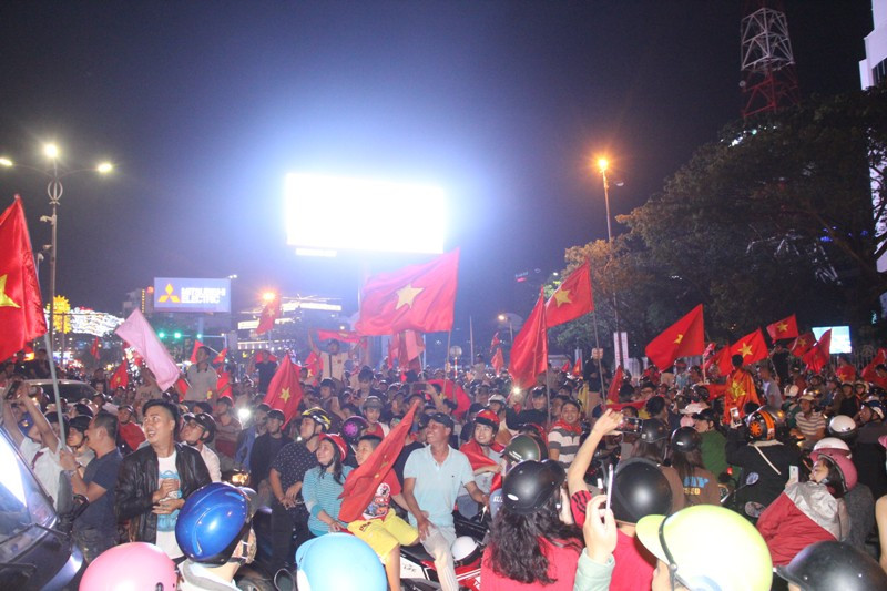 Cầu Rồng tắc nghẽn hàng giờ đồng hồ vì dòng người đi "bão". Ảnh: Giang Thanh