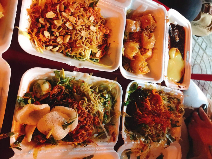 6 người lần lượt nhập viện với các biểu hiện nghi ngộ độc thực phẩm như sốt, nôn, đau bụng... sau khi ăn bánh tráng trộn tại một quán hàng rong trên địa bàn quận Hải Châu (Đà Nẵng)