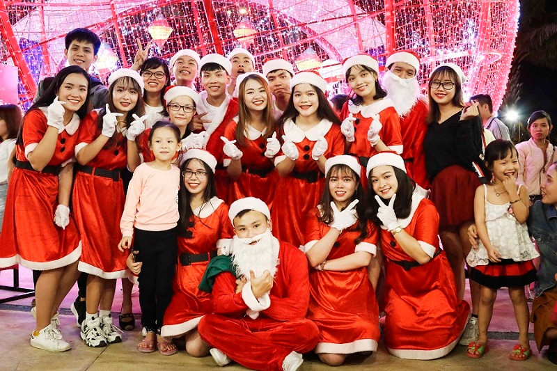 Từ chiều tối, người dân Đà Nẵng đã đổ ra đường, tưng bừng đón Giáng sinh