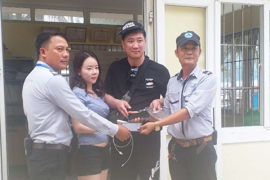 Đội quản lý trật tự du lịch biển thuộc Ban quản lý bán đảo Sơn Trà và các bãi biển Đà Nẵng trả lại tài sản gần 50 triệu đồng mà du khách Hàn Quốc làm thất lạc ở bãi biển Mỹ Khê