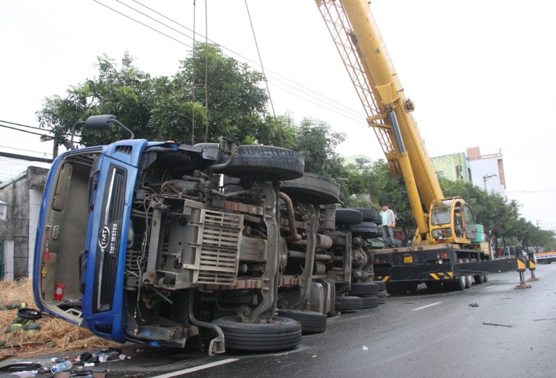 Chiếc xe tải chở dưa hấu lật nhào giữa đường