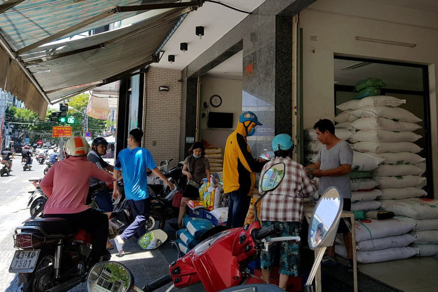 Nghe giãn cách xã hội, dân lại đổ đi tích trữ gạo, mì tôm