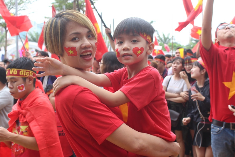 Các cổ động viên "nhí" cũng hào hứng với trận đấu lịch sử. Ảnh: Giang Thanh