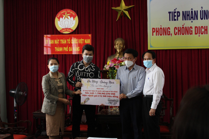 Chương trình "Đà Nẵng, Quảng Nam - Triệu con tim hướng về" với sự tham gia của hàng chục nghệ sĩ trên khắp cả nước đã ủng hộ cho Đà Nẵng hơn 4 tỷ đồng tiền mặt và hiện vật để phòng chống dịch bệnh COVID - 19. Ảnh: Giang Thanh