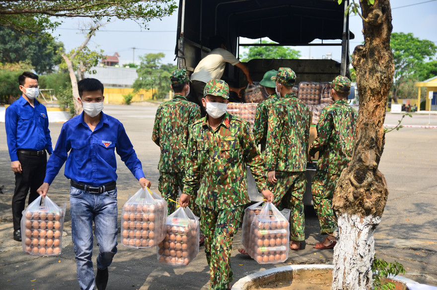 Thành Đoàn Đà Nẵng trao tặng đồ bảo hộ và nhu yếu phẩm hỗ trợ cho các khu cách ly tập trung trên địa bàn thành phố với tổng trị giá 80 triệu đồng