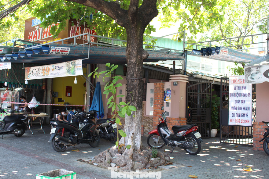 Từ 13h hôm nay (30/7), các cửa hàng kinh doanh ăn uống tại Đà Nẵng đều phải tạm dừng hoạt động, kể cả hoạt động bán hàng qua mạng, bán mang về. Ảnh: Giang Thanh