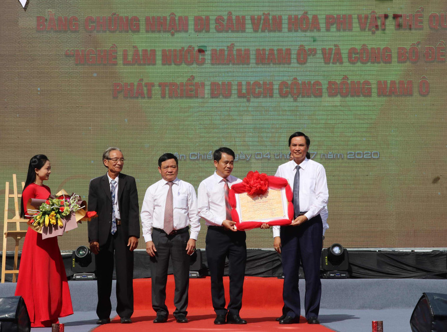 UBND quận Liên Chiểu đón nhận bằng di sản văn hóa phi vật thể quốc gia đối với làng nghề nước mắm Nam Ô và công bố đề án “Phát triển du lịch cộng đồng Nam Ô” với tổng kinh phí đầu tư hơn 46 tỷ