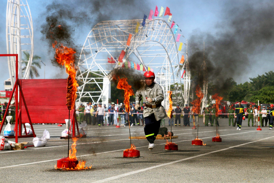 Tại Hội thi thể thao nghiệp vụ phòng cháy, chữa cháy và cứu nạn, cứu hộ (PCCC&CNCH), các chiến sĩ PCCC đã trình diễn những màn vượt chướng ngại vật, triển khai công tác cứu hộ, dập lửa ngoạn mục
