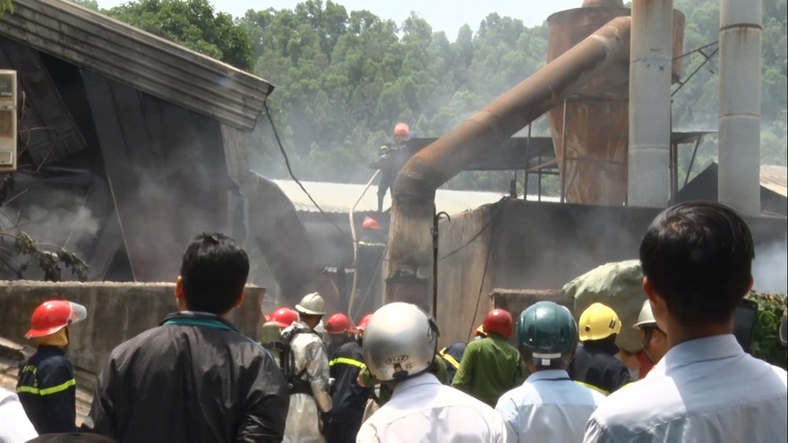 Xưởng gỗ hơn 5.500m2 bốc cháy