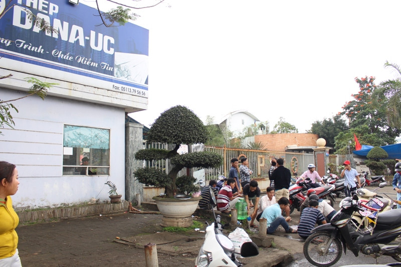 Người dân vây kín cổng 2 nhà máy Dana - Ý và Dana - Úc. Sau buổi đối thoại "dang dở" chiều 28/2, người dân cho biết sẽ tiếp tục vây 2 nhà máy cho đến khi TP có phương án giải quyết. Ảnh: Giang Thanh
