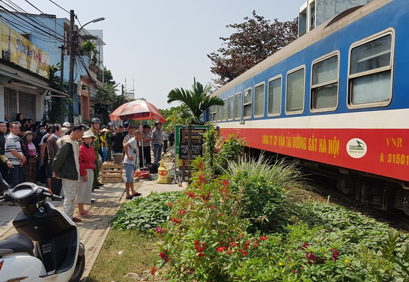 Người phụ nữ điều khiển xe máy băng qua đường ngang dân sinh khi tàu hỏa đang đến. Hậu quả, nạn nhân tử vong tại chỗ