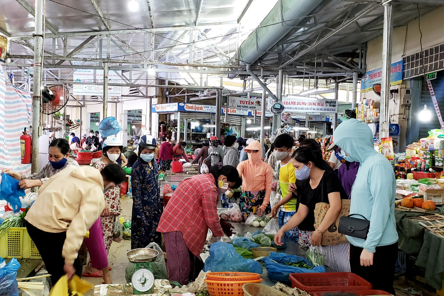 ‘Chợ, siêu thị hoạt động bình thường, người dân không cần tích trữ’. Ảnh: Giang Thanh