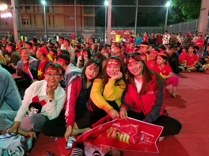 Cổ động viên tiếp sức cho tuyển Việt Nam. Ảnh: Giang Thang