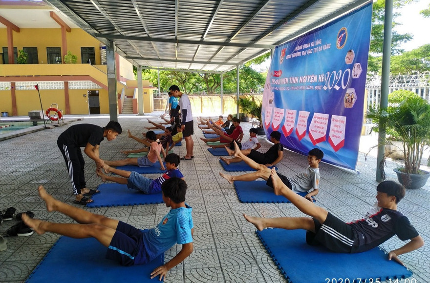 Lớp dạy bơi của các chiến sĩ Mùa hè xanh Đoàn Thanh niên trường ĐH Thể dục Thể thao Đà Nẵng sẽ giúp các em có hoàn cảnh khó khăn trên địa bàn quận Thanh Khê (Đà Nẵng) được học bơi miễn phí, tránh nguy cơ đuối nước
