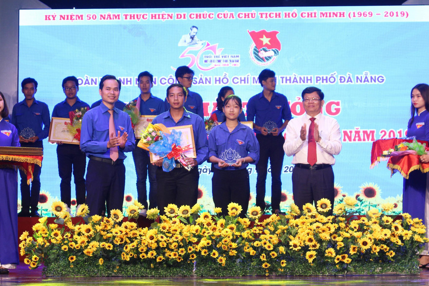Ông Võ Công Trí, Phó Bí thư Thành ủy Đà Nẵng và anh Nguyễn Duy Minh, Bí thư Thành đoàn Đà Nẵng trao bằng khen và cúp cho 20 "Chi đoàn tiên tiến làm theo lời Bác"