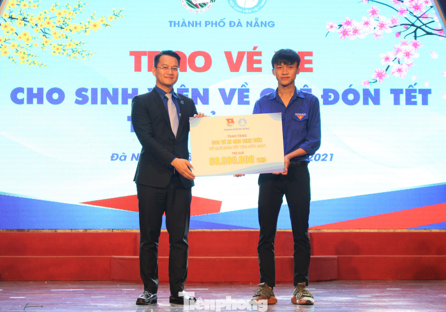 Trong dịp Tết Nguyên Đán Tân Sửu, Thành Đoàn Đà Nẵng tặng 300 vé xe để các bạn đoàn viên, thanh niên và sinh viên về quê đón Tết